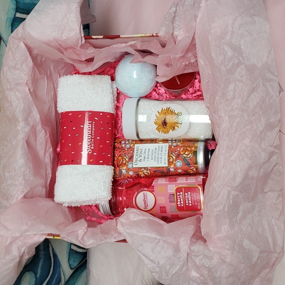 Gift Box with Spa Products - Picture 2 of 7